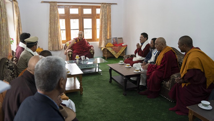 Seine Heiligkeit der Dalai Lama im Gespräch mit Vertretern der lokalen Gemeinde in seiner Residenz in Padum, Zanskar, J&K, Indien am 21. Juli 2018. Foto: Tenzin Choejor