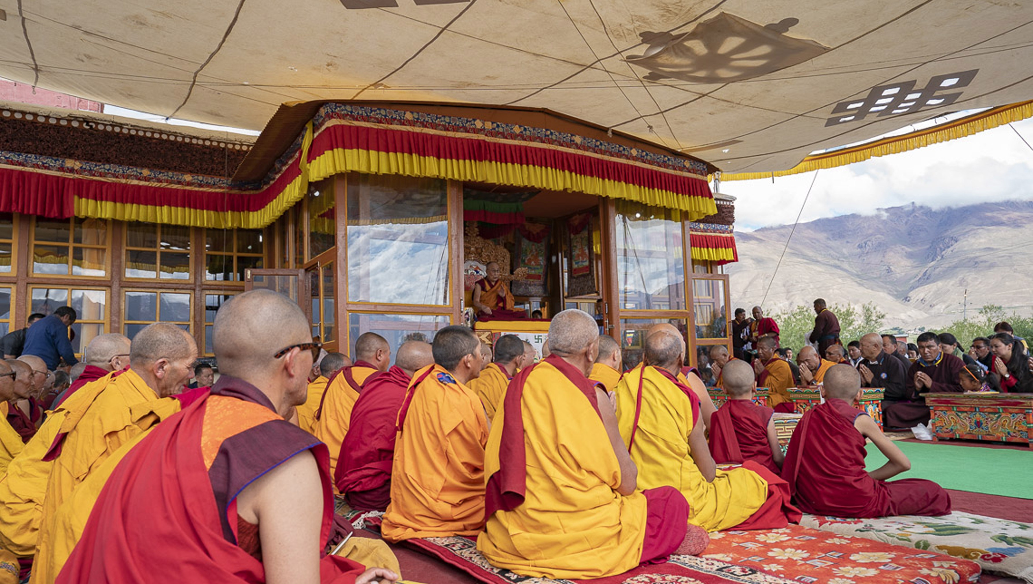Ein Blick auf die Bühne während der Unterweisung von Seiner Heiligkeit dem Dalai Lama in Padum, Zanskar, J&K, Indien am 22. Juli 2018. Foto: Tenzin Choejor