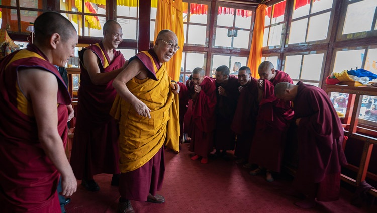 Seine Heiligkeit der Dalai Lama grüsst die assistierende Mönche im Tempel für die Ermächtigung in Padum, Zanskar, J&K, Indien am 23. Juli 2018. Foto: Tenzin Choejor