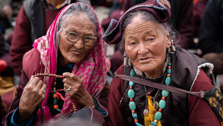 Einheimische Frauen verfolgen die Unterweisung und Ermächtigung von Seiner Heiligkeit dem Dalai Lama in Padum, Zanskar, J&K, Indien am 23. Juli 2018. Foto: Tenzin Choejor