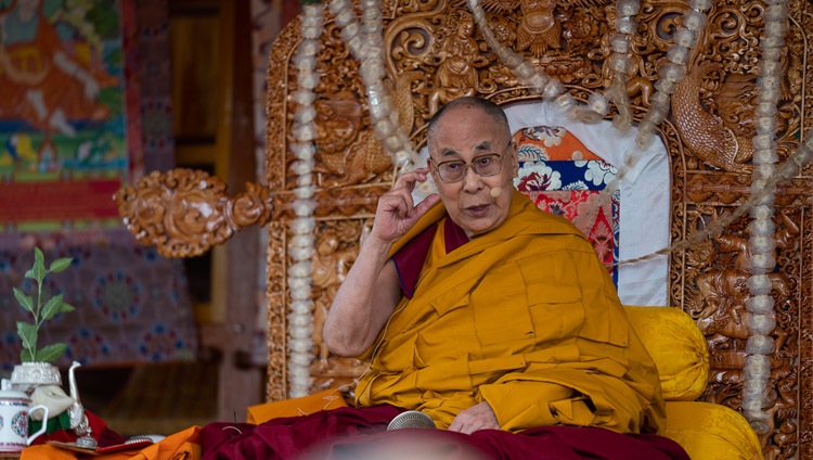 Seine Heiligkeit der Dalai Lama spricht zur Versammlung während der Ermächtigung in Padum, Zanskar, J&K, Indien am 23. Juli 2018. Foto: Tenzin Choejor