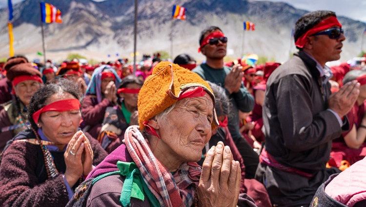 Die Teilnehmenden tragen rituelle Augenbinden während der Ermächtigung von Seiner Heiligkeit dem Dalai Lama in Padum, Zanskar, J&K, Indien am 23. Juli 2018. Foto: Tenzin Choejor