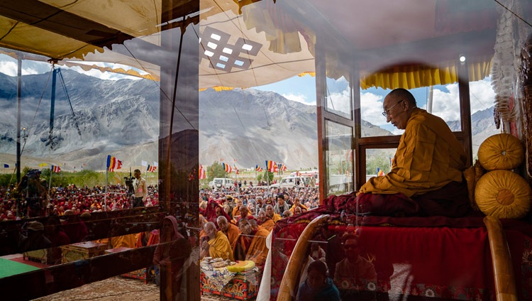 Ein Blick auf die Bühne und Lehrplatz während der Ermächtigung durch Seine Heiligkeit den Dalai Lama in Padum, Zanskar, J&K, Indien am 23. Juli 2018. Foto: Tenzin Choejor