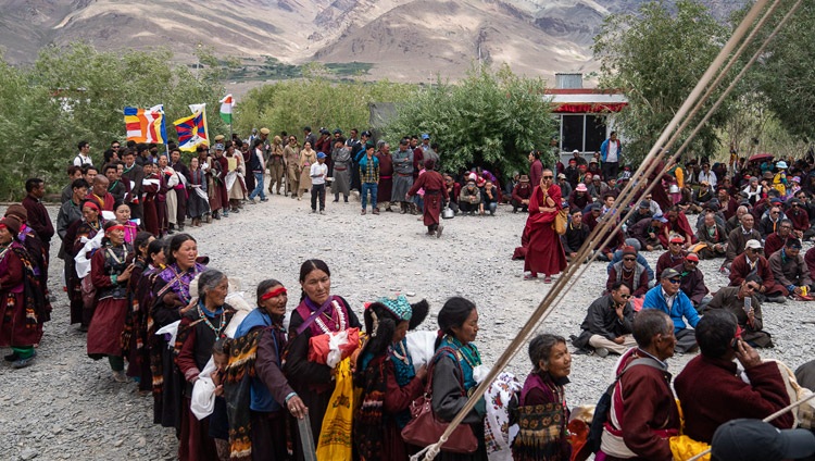 Einheimische tragen Opfergaben für das lange Leben Seiner Heiligkeit des Dalai Lama in Padum, Zanskar, J&K, Indien am 23. Juli 2018. Foto: Tenzin Choejor