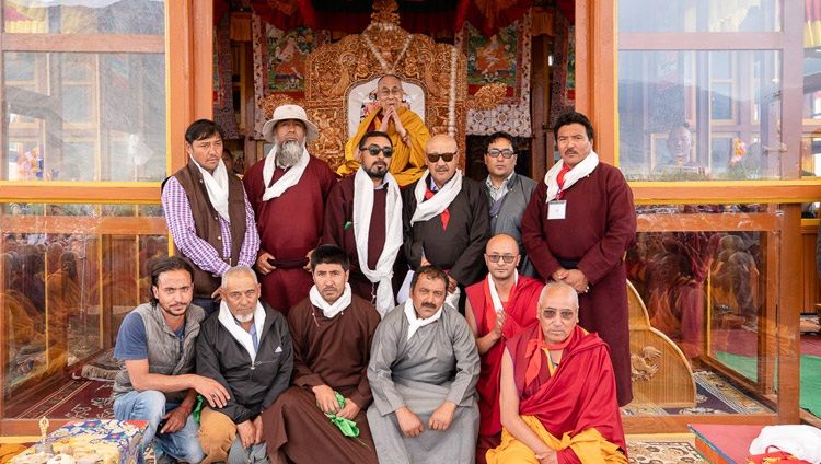Seine Heiligkeit der Dalai Lama posiert für ein Gruppenfoto mit Vertretern der lokalen Gemeinde in Padum, Zanskar, J&K, Indien am 23. Juli 2018. Foto: Tenzin Choejor