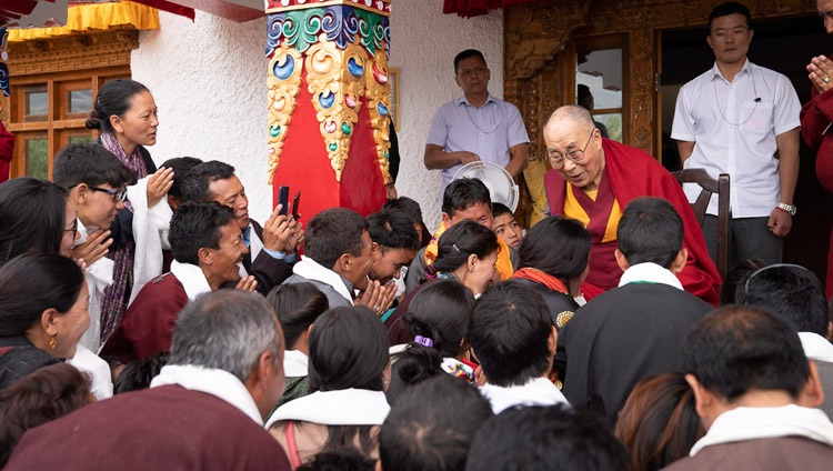 Seine Heiligkeit der Dalai Lama spricht mit ehemaligen Schülern des Tibetan Children’s Villag in Padum, Zanskar, J&K, Indien am 24. Juli 2018. Foto: Tenzin Choejor