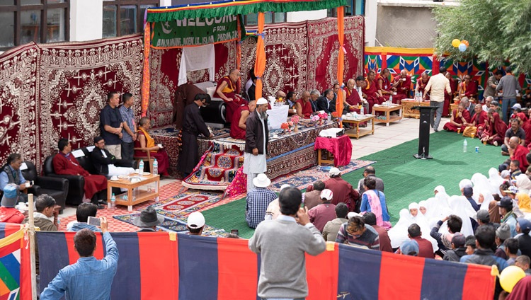 Seine Heiligkeit der Dalai Lama spricht an der Model Public School in Padum, Zanskar, J&K, Indien am 24. Juli 2018. Foto: Tenzin Choejor