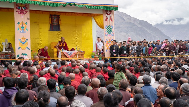 Seine Heiligkeit der Dalai Lama spricht zu den Menschen vor der neuen Klinik Men-Tsee-Khang in Padum, Zanskar, J&K, Indien am 24. Juli 2018. Foto: Tenzin Choejor