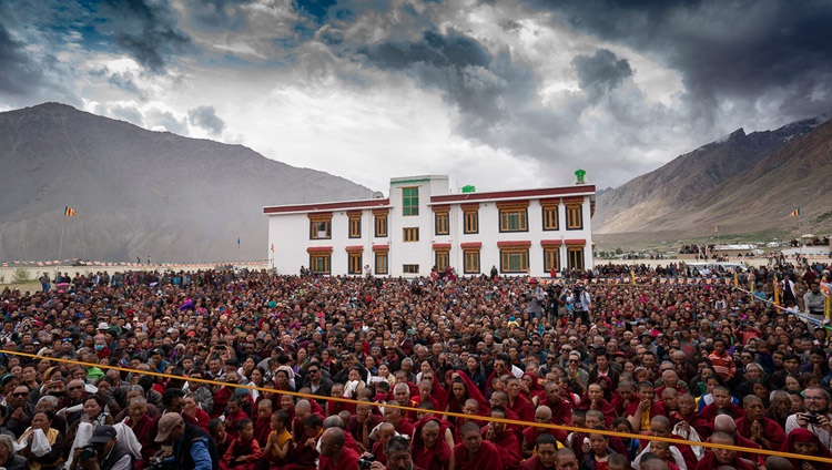 Mehrere Tausend Menschen verfolgen die Rede Seiner Heiligkeit des Dalai Lama vor dem Men-Tsee-Khang in Padum, Zanskar, J&K, Indien am 24. Juli 2018. Foto: Tenzin Choejor