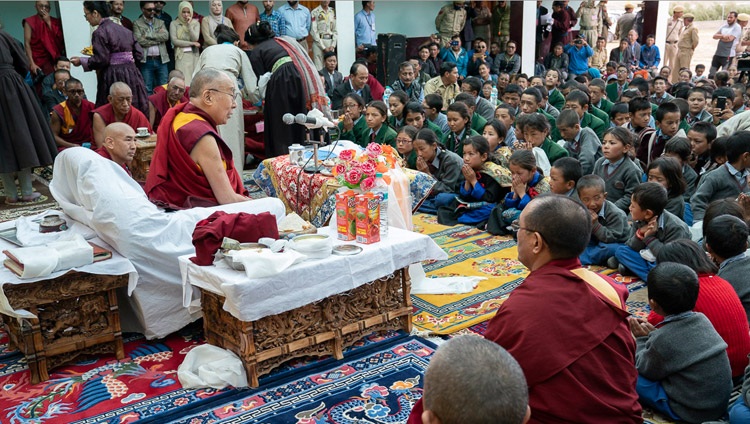 Seine Heiligkeit der Dalai Lama spricht zu den Schülerinnen und Schüler der Lamdon Public School in Padum, Zanskar, Indien am 24. Juli 2018. Foto: Tenzin Choejor