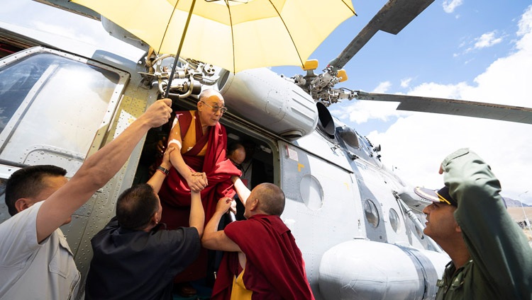 Seine Heiligkeit der Dalai Lama landet mit dem Hubschrauber in Kargil, Ladakh, J&K, Indien am 25. Juli 2018. Foto: Tenzin Choejor