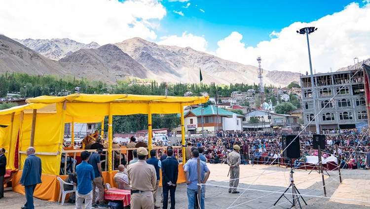 Seine Heiligkeit der Dalai Lama hält einen öffentlichen Vortrag im Hussaini Park in Kargil, Ladakh, J&K, Indien am 25. Juli 2018. Foto: Tenzin Choejor