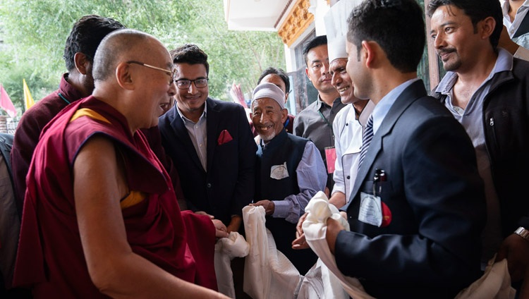 Seine Heiligkeit der Dalai Lama im Gespräch mit Hotel-Mitarbeitenden nach dem Mittagessen in Kargil, Ladakh, J&K, Indien am 25. Juli 2018. Foto: Tenzin Choejor
