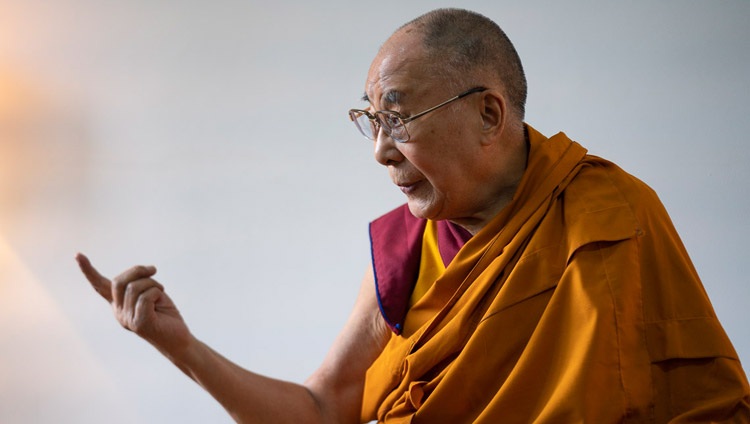 Seine Heiligkeit der Dalai Lama im Gespräch mit lokalen Medienvertretern in Kargil, Ladakh, J&K, Indien am 26. Juli 2018. Foto: Tenzin Choejor