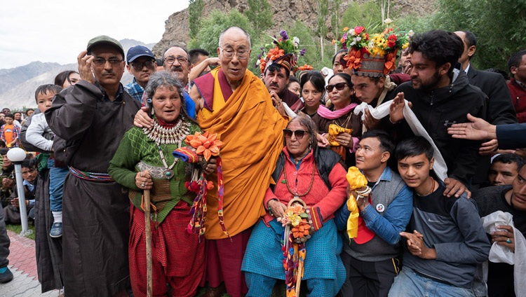 Seine Heiligkeit der Dalai Lama mit Buddhisten aus Kargil, in Ladakh, J&K, Indien am 26. Juli 2018. Foto: Tenzin Choejor