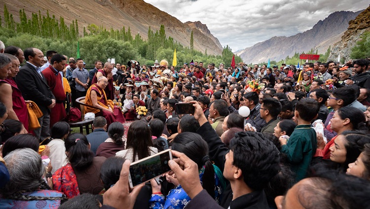 Seine Heiligkeit der Dalai Lama spricht vor dem Hotel zu Buddhisten aus Kargil in Ladakh, J&K, Indien am 26. Juli 2018. Foto: Tenzin Choejor