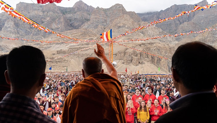 Seine Heiligkeit der Dalai Lama grüsst die Anwesenden beim Besuch an der Spring Dales Public School in Mulbekh, Ladakh, J&K, Indien am 26. Juli 2018. Foto: Tenzin Choejor