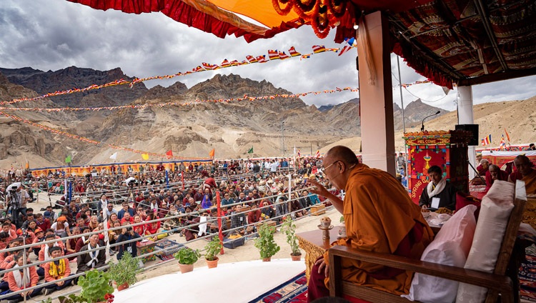 Seine Heiligkeit der Dalai Lama spricht zu Schülern, Lehrkräfte und Eltern der Spring Dales Public School in Mulbekh, Ladakh, J&K, Indien am 26. Juli 2018. Foto: Tenzin Choejor