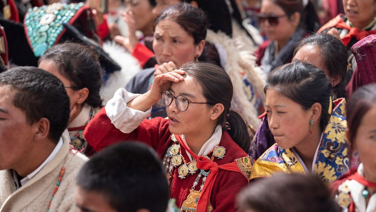 Schülerinnen und Schüler verfolgen die Rede Seiner Heiligkeit des Dalai Lama an der Spring Dales Public School in Mulbekh, Ladakh, J&K, Indien am 26. Juli 2018. Foto: Tenzin Choejor