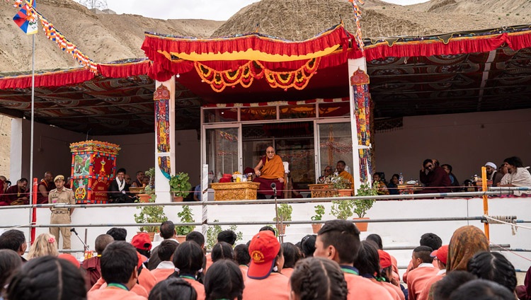 Ein Blick auf die Bühne während des Besuches Seiner Heiligkeit des Dalai Lama an der Spring Dales Public School in Mulbekh, Ladakh, J&K, Indien am 26. Juli 2018. Foto: Tenzin Choejor