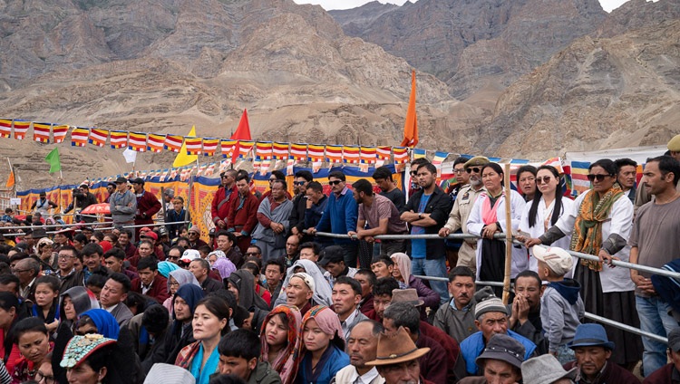 Eltern und Familienangehörige der Schulkinder verfolgen die Rede Seiner Heiligkeit des Dalai Lama an der Spring Dales Public School in Mulbekh, Ladakh, J&K, Indien am 26. Juli 2018. Foto: Tenzin Choejor