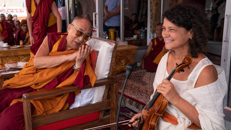 Seine Heiligkeit der Dalai Lama dankt der tschechischen Musikerin Iva Bittova für ihren Auftritt zum Abschluss seines Vortrags an der Spring Dales Public School in Mulbekh, Ladakh, J&K, Indien am 26. Juli 2018. Foto von Tenzin Choejor
