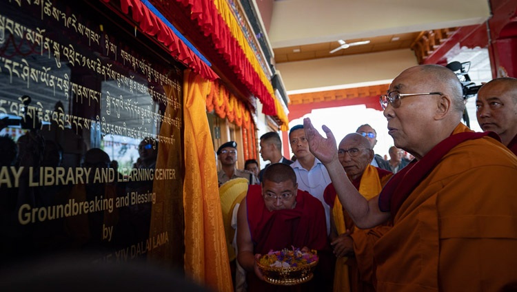 Seine Heiligkeit der Dalai Lama bei der Einweihung des Grundsteins für die neue Bibliothek und Lernzentrum am Thiksey Kloster in Leh, Ladakh, J&K, Indien am 29. Juli 2018. Foto: Tenzin Choejor