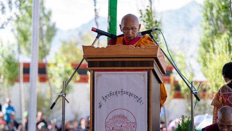 Thiksey Rinpoche während seiner Begrüssung und Ansprache für den Spatenstich des Bibliotheks- und Lernzentrums am Thiksey Kloster in Leh, Ladakh, J&K, Indien am 29. Juli 2018. Foto: Tenzin Choejor