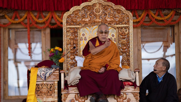 Seine Heiligkeit der Dalai Lama spricht am Spatenstich für das geplante Bibliotheks- und Lernzentrum am Thiksey Kloster in Leh, Ladakh, J&K, Indien am 29. Juli 2018. Foto: Tenzin Choejor