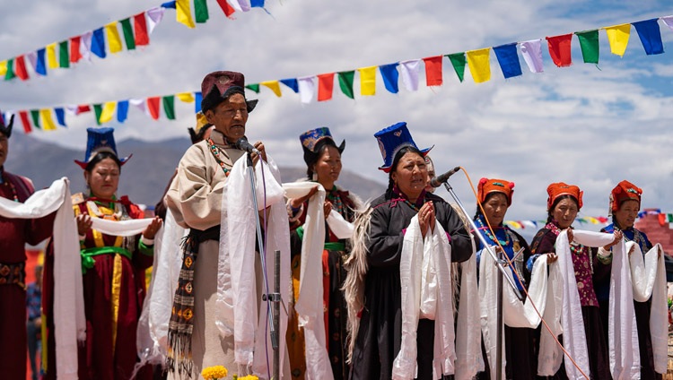 Ladakhische Künstler während ihres Auftrittes vor Seiner Heiligkeit dem Dalai Lama am Sindhu Ghat in Leh, Ladakh, J&K, Indien am 29. Juli 2018. Foto: Tenzin Choejor