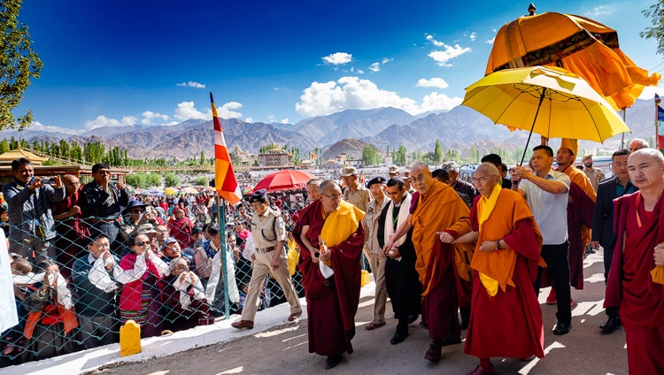Seine Heiligkeit der Dalai Lama läuft von seiner Residenz zum Shewatsel Vorlesungsgelände in Leh, Ladakh, J&K, Indien am 30. Juli 2018. Foto: Tenzin Choejor