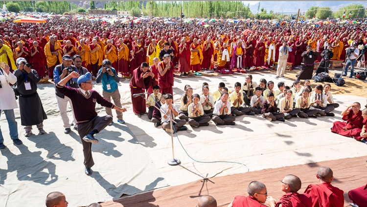 Schülerinnen und Schüler der Ladakh Public School debattieren über buddhistische Philosophie vor den Unterweisungen Seiner Heiligkeit des Dalai Lama in Leh, Ladakh, J&K, Indien am 30. Juli 2018. Foto: Tenzin Choejor