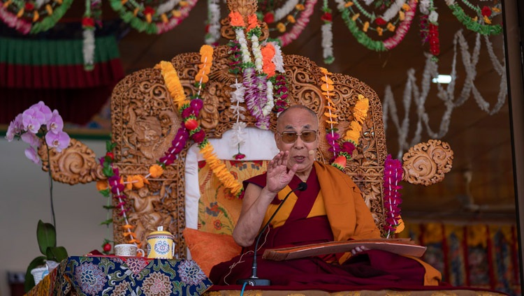 Seine Heiligkeit der Dalai Lama spricht vor über 20‘000 Teilnehmenden seiner Unterweisungen in Leh, Ladakh, J&K, Indien am 30. Juli 2018. Foto: Tenzin Choejor