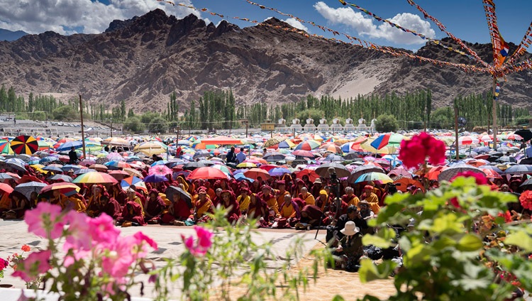 Über 20‘000 Menschen nehmen an den Unterweisungen von Seiner Heiligkeit dem Dalai Lama auf dem Shewatsel Vorlesungsgelände teil – in Leh, Ladakh, J&K, Indien am 30. Juli 2018. Foto: Tenzin Choejor