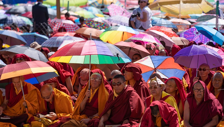 Mönche und Nonnen verfolgen unter der heissen Sonne die Unterweisungen von Seiner Heiligkeit dem Dalai Lama in Leh, Ladakh, J&K, Indien am 30. Juli 2018. Foto: Tenzin Choejor
