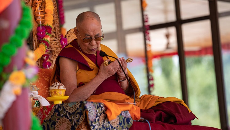 Seine Heiligkeit der Dalai Lama führt vorbereitende Rituale für die Erteilung der Langlebensermächtigung aus – in Leh, Ladakh, J&K, Indien am 31. Juli 2018. Foto: Tenzin Choejor