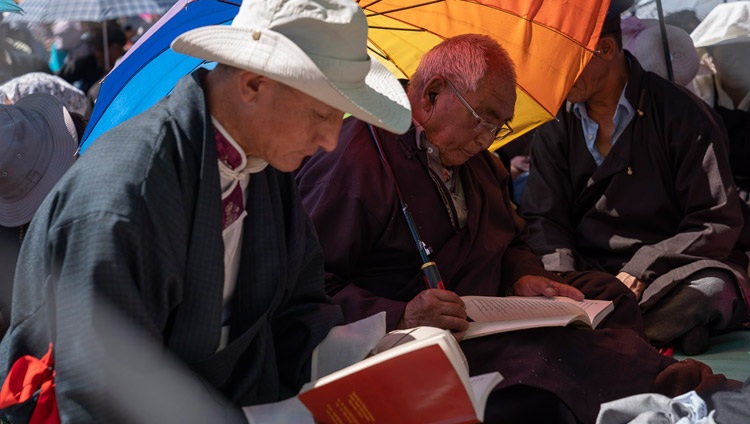 Die Teilnehmenden verfolgen den Text der Unterweisung Seiner Heiligkeit des Dalai Lama in Leh, Ladakh, J&K, Indien am 31. Juli 2018. Foto: Tenzin Choejor