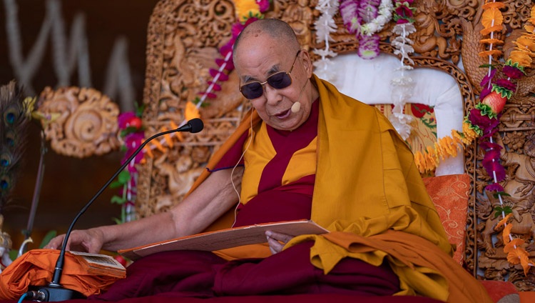 Seine Heiligkeit der Dalai Lama liest aus Shantidevas ‚Anleitung auf dem Weg zum Erwachen‘ in Leh, Ladakh, J&K, Indien am 31. Juli 2018. Foto: Tenzin Choejor