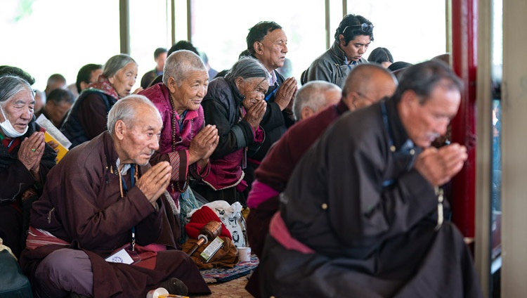 Die Teilnehmenden nehmen das Bodhichitta-Gelübde während der Langlebensermächtigung von Seiner Heiligkeit dem Dalai Lama ab – in Leh, Ladakh, J&K, Indien am 31. Juli 2018. Foto: Tenzin Choejor