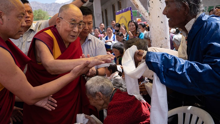 Seine Heiligkeit der Dalai Lama grüsst ältere Tibeterinnen und Tibeter bei der Ankunft am Tibetan Children’s Village Choglamsar in Leh, Ladakh, J&K, Indien am 1. August 2018. Foto: Tenzin Choejor