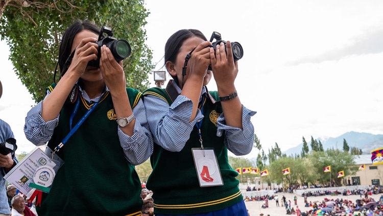 Mitglieder des Fotografie-Clubs fotografieren Seine Heiligkeit den Dalai Lama und Veranstaltung am Tibetan Children’s Village in Leh, Ladakh, J&K, Indien am 1. August 2018. Foto: Tenzin Choejor