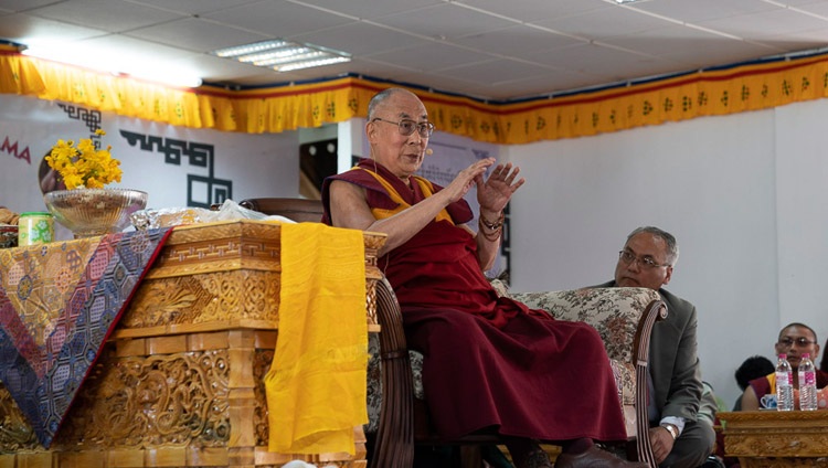 Seine Heiligkeit der Dalai Lama spricht zu Studierende und Mitarbeitende am Eliezer Joldan Memorial College in Leh, Ladakh, J&K, Indien am 2. August 2018. Foto: Tenzin Choejor