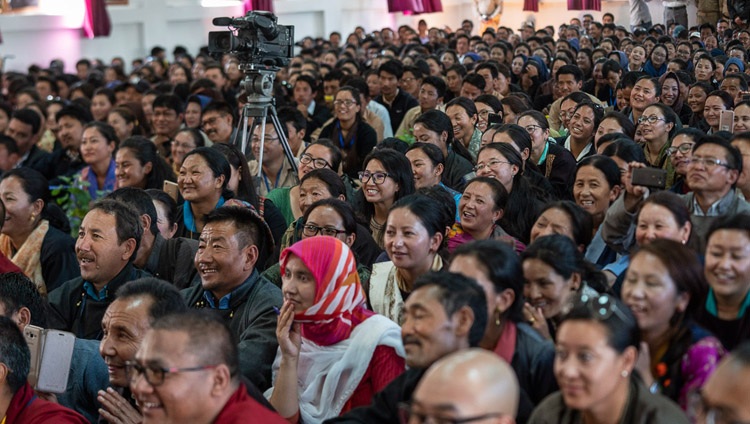 Über 1‘500 Studierende und Mitarbeitende verfolgen den Vortrag Seiner Heiligkeit des Dalai Lama am Eliezer Joldan Memorial College in Leh, Ladakh, J&K, Indien am 2. August 2018. Foto: Tenzin Choejor