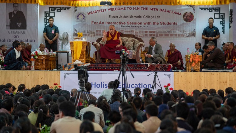 Seine Heiligkeit der Dalai Lama beantwortet Fragen aus dem Publikum am Eliezer Joldan Memorial College in Leh, Ladakh, J&K, Indien am 2. August 2018. Foto: Tenzin Choejor
