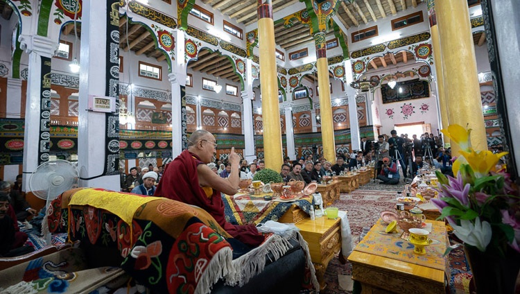 Seine Heiligkeit der Dalai Lama spricht in der Imam Barge Moschee in Chushot Yokma in Leh, Ladakh, J&K, Indien am 2. August 2018. Foto: Tenzin Choejor