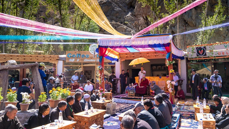 Seine Heiligkeit der Dalai Lama spricht zur Versammlung der Eröffnung des neuen Juma Bagh Parks in Leh, Ladakh, J&K, Indien am 3. August 2018. Foto: Tenzin Choejor