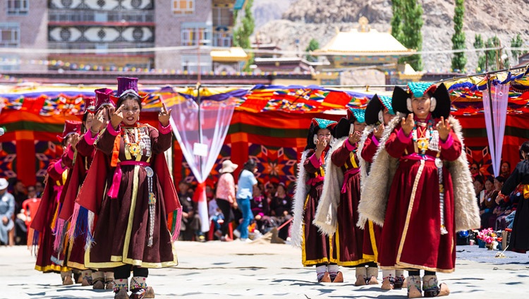 Traditionelle Lieder und Tänze von ladakhischen Künstlern beim Abschiedsessen für Seine Heiligkeit den Dalai Lama auf dem Shewatsel-Lehrplatz in Leh, Ladakh, J&K, Indien am 3. August 2018. Foto: Tenzin Choejor