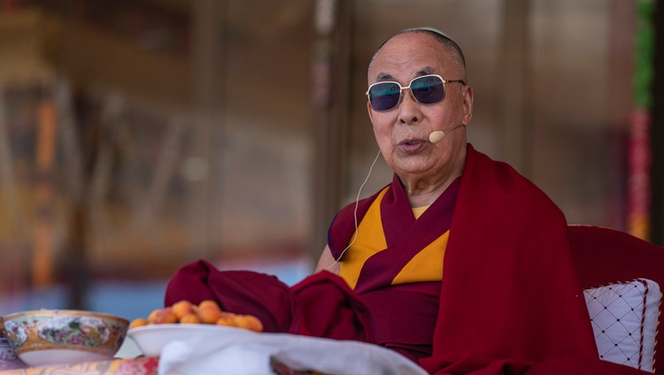 Seine Heiligkeit der Dalai Lama spricht zur Versammlung der Abschiedsfeier in Leh, Ladakh, J&K, Indien am 3. August 2018. Foto: Tenzin Choejor
