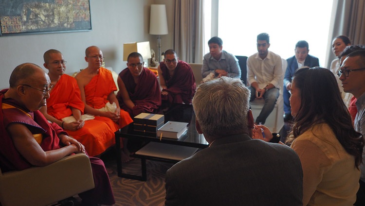 Seine Heiligkeit der Dalai Lama im Gespräch mit Teilnehmenden eines thailändisch-tibetischen Austauschprogrammes in Neu Delhi, Indien am 5. August 2018. Foto: Jeremy Russell