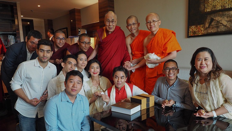 Seine Heiligkeit der Dalai Lama mit Teilnehmenden eines thailändisch-tibetischen Austauschprogrammes in Neu Delhi, Indien am 5. August 2018. Foto: Jeremy Russell